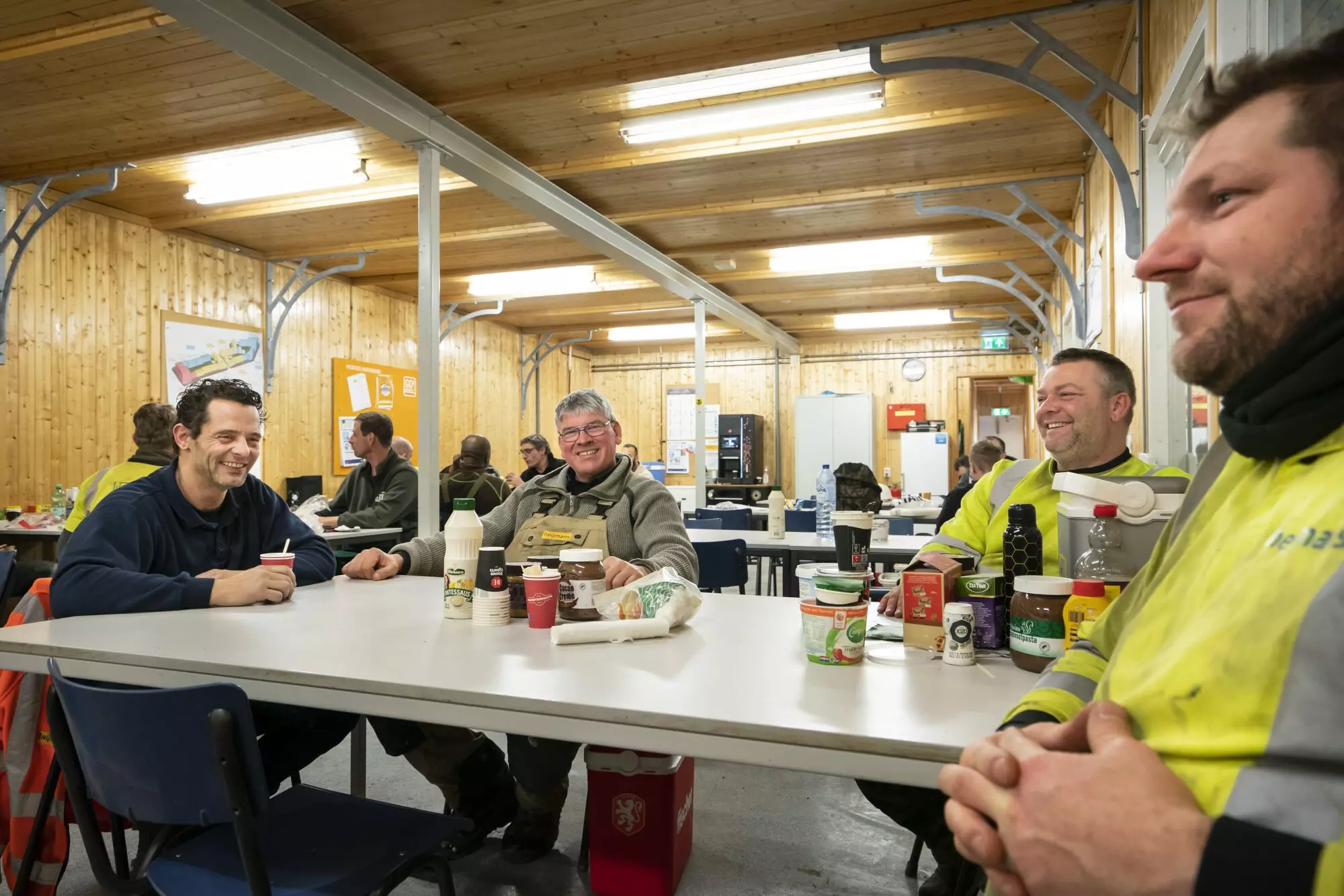 Mannen in bouwkeet